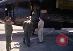 Standbild Dr Seamans Abreise Phan Rang Air Base Vietnam, 1970, aus Sekunde 55 historischem Filmmaterial Videoclip 65675026831