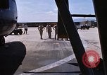 Standbild Dr Seamans Abreise Phan Rang Air Base Vietnam, 1970, aus Sekunde 59 historischem Filmmaterial Videoclip 65675026831