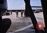 Standbild Dr Seamans Abreise Phan Rang Air Base Vietnam, 1970, aus Sekunde 60 historischem Filmmaterial Videoclip 65675026831