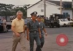 Standbild Dr Seamans präsentiert silberne Sterne Tan Son Nhut Vietnam, 1970, aus Sekunde 53 historischem Filmmaterial Videoclip 65675026832