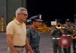 Standbild Dr Seamans präsentiert silberne Sterne Tan Son Nhut Vietnam, 1970, aus Sekunde 56 historischem Filmmaterial Videoclip 65675026832