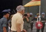 Standbild Dr Seamans präsentiert silberne Sterne Tan Son Nhut Vietnam, 1970, aus Sekunde 59 historischem Filmmaterial Videoclip 65675026832