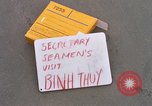 Standbild Dr Seamans Inspektion UH-1H Flugzeuge Rüstung Binh Thuy AFB Vietnam, 1970, aus Sekunde 9 historischem Filmmaterial Videoclip 65675026833