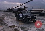 Standbild Dr Seamans Inspektion UH-1H Flugzeuge Rüstung Binh Thuy AFB Vietnam, 1970, aus Sekunde 17 historischem Filmmaterial Videoclip 65675026833