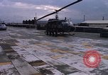 Standbild Dr Seamans Inspektion UH-1H Flugzeuge Rüstung Binh Thuy AFB Vietnam, 1970, aus Sekunde 19 historischem Filmmaterial Videoclip 65675026833