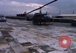 Standbild Dr Seamans Inspektion UH-1H Flugzeuge Rüstung Binh Thuy AFB Vietnam, 1970, aus Sekunde 20 historischem Filmmaterial Videoclip 65675026833