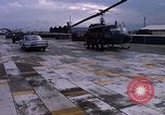 Standbild Dr Seamans Inspektion UH-1H Flugzeuge Rüstung Binh Thuy AFB Vietnam, 1970, aus Sekunde 24 historischem Filmmaterial Videoclip 65675026833