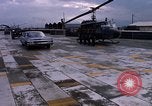 Standbild Dr Seamans Inspektion UH-1H Flugzeuge Rüstung Binh Thuy AFB Vietnam, 1970, aus Sekunde 25 historischem Filmmaterial Videoclip 65675026833
