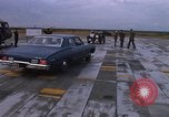 Standbild Dr Seamans Inspektion UH-1H Flugzeuge Rüstung Binh Thuy AFB Vietnam, 1970, aus Sekunde 34 historischem Filmmaterial Videoclip 65675026833