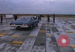 Standbild Dr Seamans Inspektion UH-1H Flugzeuge Rüstung Binh Thuy AFB Vietnam, 1970, aus Sekunde 35 historischem Filmmaterial Videoclip 65675026833