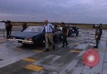 Standbild Dr Seamans Inspektion UH-1H Flugzeuge Rüstung Binh Thuy AFB Vietnam, 1970, aus Sekunde 36 historischem Filmmaterial Videoclip 65675026833