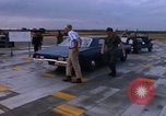 Standbild Dr Seamans Inspektion UH-1H Flugzeuge Rüstung Binh Thuy AFB Vietnam, 1970, aus Sekunde 37 historischem Filmmaterial Videoclip 65675026833
