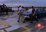Standbild Dr Seamans Inspektion UH-1H Flugzeuge Rüstung Binh Thuy AFB Vietnam, 1970, aus Sekunde 38 historischem Filmmaterial Videoclip 65675026833