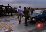Standbild Dr Seamans Inspektion UH-1H Flugzeuge Rüstung Binh Thuy AFB Vietnam, 1970, aus Sekunde 39 historischem Filmmaterial Videoclip 65675026833