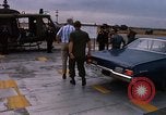 Standbild Dr Seamans Inspektion UH-1H Flugzeuge Rüstung Binh Thuy AFB Vietnam, 1970, aus Sekunde 40 historischem Filmmaterial Videoclip 65675026833