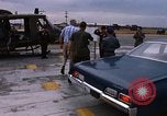 Standbild Dr Seamans Inspektion UH-1H Flugzeuge Rüstung Binh Thuy AFB Vietnam, 1970, aus Sekunde 42 historischem Filmmaterial Videoclip 65675026833