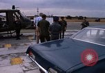 Standbild Dr Seamans Inspektion UH-1H Flugzeuge Rüstung Binh Thuy AFB Vietnam, 1970, aus Sekunde 43 historischem Filmmaterial Videoclip 65675026833