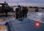 Standbild Dr Seamans Inspektion UH-1H Flugzeuge Rüstung Binh Thuy AFB Vietnam, 1970, aus Sekunde 44 historischem Filmmaterial Videoclip 65675026833