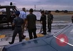 Standbild Dr Seamans Inspektion UH-1H Flugzeuge Rüstung Binh Thuy AFB Vietnam, 1970, aus Sekunde 46 historischem Filmmaterial Videoclip 65675026833