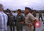 Standbild Dr Seamans Inspektion UH-1H Flugzeuge Rüstung Binh Thuy AFB Vietnam, 1970, aus Sekunde 47 historischem Filmmaterial Videoclip 65675026833