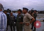 Standbild Dr Seamans Inspektion UH-1H Flugzeuge Rüstung Binh Thuy AFB Vietnam, 1970, aus Sekunde 48 historischem Filmmaterial Videoclip 65675026833