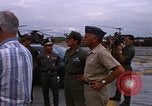 Standbild Dr Seamans Inspektion UH-1H Flugzeuge Rüstung Binh Thuy AFB Vietnam, 1970, aus Sekunde 49 historischem Filmmaterial Videoclip 65675026833