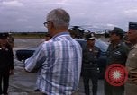 Standbild Dr Seamans Inspektion UH-1H Flugzeuge Rüstung Binh Thuy AFB Vietnam, 1970, aus Sekunde 50 historischem Filmmaterial Videoclip 65675026833