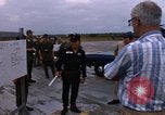 Standbild Dr Seamans Inspektion UH-1H Flugzeuge Rüstung Binh Thuy AFB Vietnam, 1970, aus Sekunde 51 historischem Filmmaterial Videoclip 65675026833