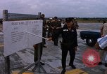 Standbild Dr Seamans Inspektion UH-1H Flugzeuge Rüstung Binh Thuy AFB Vietnam, 1970, aus Sekunde 52 historischem Filmmaterial Videoclip 65675026833