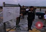 Standbild Dr Seamans Inspektion UH-1H Flugzeuge Rüstung Binh Thuy AFB Vietnam, 1970, aus Sekunde 54 historischem Filmmaterial Videoclip 65675026833