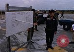Standbild Dr Seamans Inspektion UH-1H Flugzeuge Rüstung Binh Thuy AFB Vietnam, 1970, aus Sekunde 55 historischem Filmmaterial Videoclip 65675026833