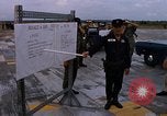 Standbild Dr Seamans Inspektion UH-1H Flugzeuge Rüstung Binh Thuy AFB Vietnam, 1970, aus Sekunde 56 historischem Filmmaterial Videoclip 65675026833