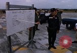 Standbild Dr Seamans Inspektion UH-1H Flugzeuge Rüstung Binh Thuy AFB Vietnam, 1970, aus Sekunde 57 historischem Filmmaterial Videoclip 65675026833