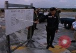 Standbild Dr Seamans Inspektion UH-1H Flugzeuge Rüstung Binh Thuy AFB Vietnam, 1970, aus Sekunde 58 historischem Filmmaterial Videoclip 65675026833