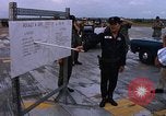 Standbild Dr Seamans Inspektion UH-1H Flugzeuge Rüstung Binh Thuy AFB Vietnam, 1970, aus Sekunde 59 historischem Filmmaterial Videoclip 65675026833