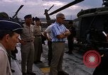 Standbild Dr Seamans Inspektion UH-1H Flugzeuge Rüstung Binh Thuy AFB Vietnam, 1970, aus Sekunde 61 historischem Filmmaterial Videoclip 65675026833