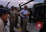 Standbild Dr Seamans Inspektion UH-1H Flugzeuge Rüstung Binh Thuy AFB Vietnam, 1970, aus Sekunde 62 historischem Filmmaterial Videoclip 65675026833
