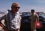 Standbild Dr Seamans Inspektion alert Kleiderbügel Phan Rang Vietnam, 1970, aus Sekunde 15 historischem Filmmaterial Videoclip 65675026835