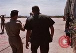 Standbild Dr Seamans Inspektion alert Kleiderbügel Phan Rang Vietnam, 1970, aus Sekunde 20 historischem Filmmaterial Videoclip 65675026835