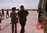 Standbild Dr Seamans Inspektion alert Kleiderbügel Phan Rang Vietnam, 1970, aus Sekunde 21 historischem Filmmaterial Videoclip 65675026835