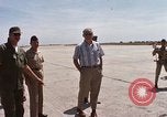 Standbild Dr Seamans Inspektion alert Kleiderbügel Phan Rang Vietnam, 1970, aus Sekunde 22 historischem Filmmaterial Videoclip 65675026835