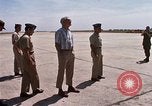 Standbild Dr Seamans Inspektion alert Kleiderbügel Phan Rang Vietnam, 1970, aus Sekunde 25 historischem Filmmaterial Videoclip 65675026835