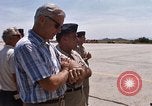 Standbild Dr Seamans Inspektion alert Kleiderbügel Phan Rang Vietnam, 1970, aus Sekunde 28 historischem Filmmaterial Videoclip 65675026835