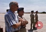 Standbild Dr Seamans Inspektion alert Kleiderbügel Phan Rang Vietnam, 1970, aus Sekunde 30 historischem Filmmaterial Videoclip 65675026835