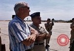 Standbild Dr Seamans Inspektion alert Kleiderbügel Phan Rang Vietnam, 1970, aus Sekunde 34 historischem Filmmaterial Videoclip 65675026835