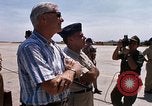 Standbild Dr Seamans Inspektion alert Kleiderbügel Phan Rang Vietnam, 1970, aus Sekunde 35 historischem Filmmaterial Videoclip 65675026835