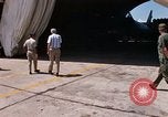 Standbild Dr Seamans Inspektion alert Kleiderbügel Phan Rang Vietnam, 1970, aus Sekunde 51 historischem Filmmaterial Videoclip 65675026835