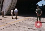 Standbild Dr Seamans Inspektion alert Kleiderbügel Phan Rang Vietnam, 1970, aus Sekunde 52 historischem Filmmaterial Videoclip 65675026835