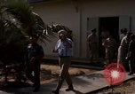 Standbild Dr Seamans geben Medaillen an die VAF-Truppen Nha Trang Vietnam AFB, 1970, aus Sekunde 28 historischem Filmmaterial Videoclip 65675026837