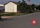 Standbild Dr Seamans geben Medaillen an die VAF-Truppen Nha Trang Vietnam AFB, 1970, aus Sekunde 59 historischem Filmmaterial Videoclip 65675026837